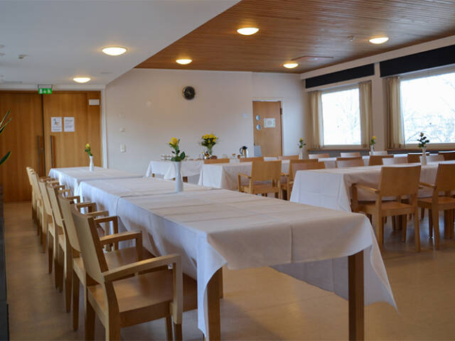 Turengin kirkon salin pöydät