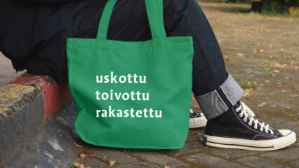Vihreä kestokassi, jossa lukee seurakuntavaalien slogan uskottu, toivottu, rakastettu.