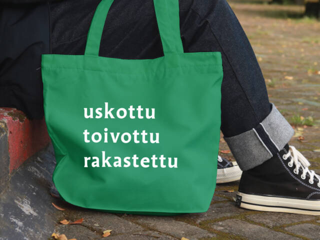 Vihreä kestokassi, jossa lukee seurakuntavaalien slogan uskottu, toivottu, rakastettu.