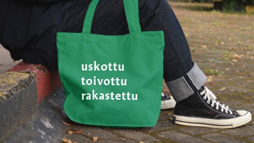 Vihreä kestokassi, jossa lukee seurakuntavaalien slogan uskottu, toivottu, rakastettu.