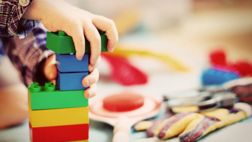 Lapsi tekee legoista tornia