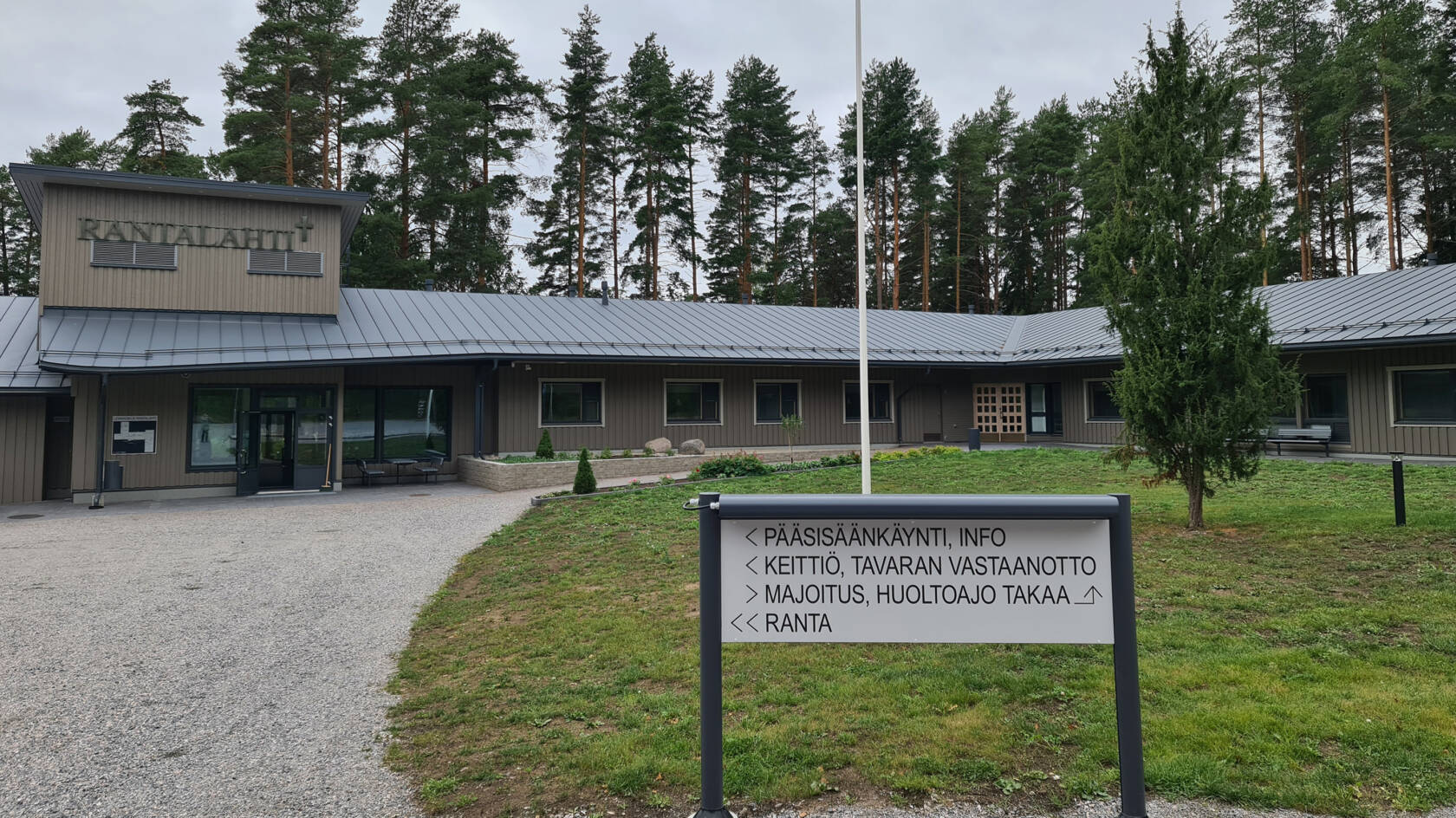 Rantalahden leirikeskus sijaitsee luonnon keskellä nurmikon ja metsän ympäröimänä.