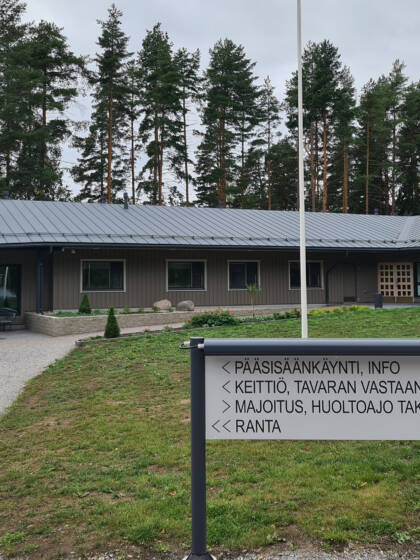 Rantalahden leirikeskus sijaitsee luonnon keskellä nurmikon ja metsän ympäröimänä.