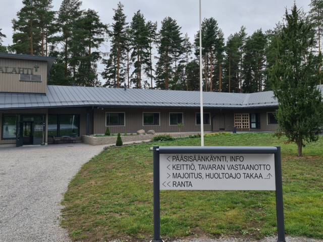 Rantalahden leirikeskus sijaitsee luonnon keskellä nurmikon ja metsän ympäröimänä.