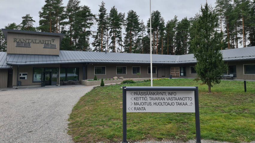 Rantalahden leirikeskus sijaitsee luonnon keskellä nurmikon ja metsän ympäröimänä.