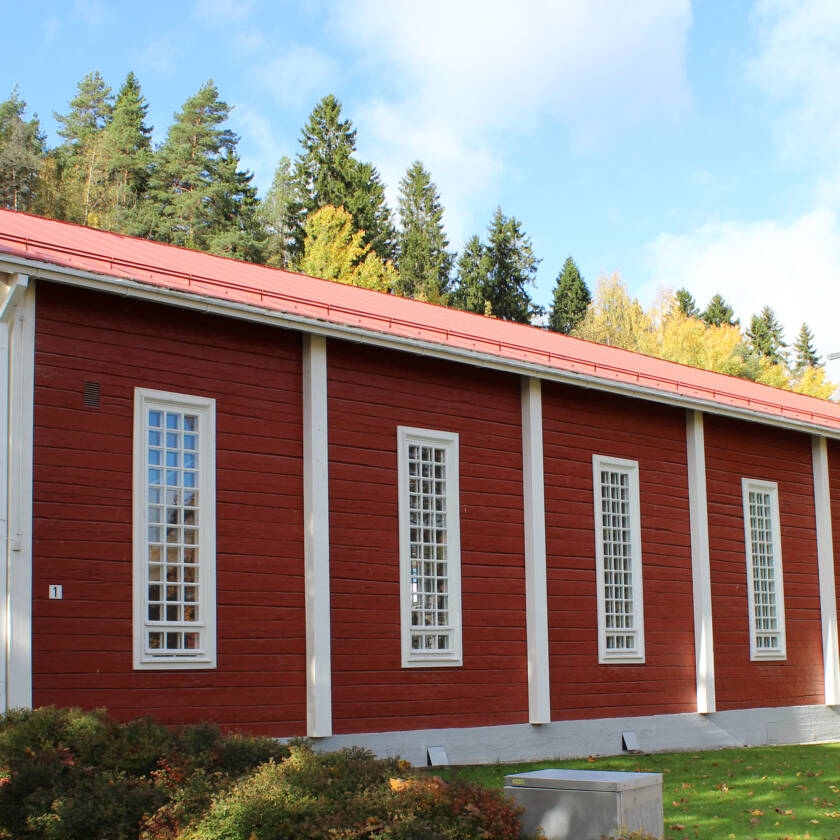 Punainen hirrestä tehty kirkko, jossa valkoiset ikkunapielet ja laudoitukset.