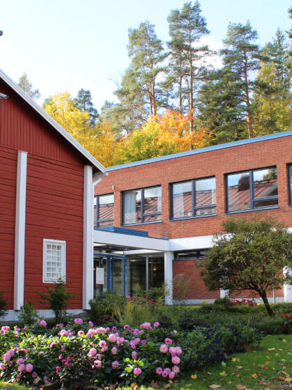 Punaisen hirsikirkon yhteydessä 70-luvulla rakennettu kaksikerroksinen lisäosa.