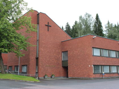 60-luvulla rakennettu punatiilinen kaksikerroksinen seurakuntakeskus, jonka yhdessä korkeampi kirkkotila.