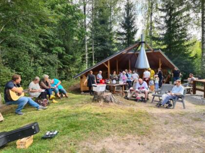 Kesänpäivän viettäjiä Rantalahden laavulla