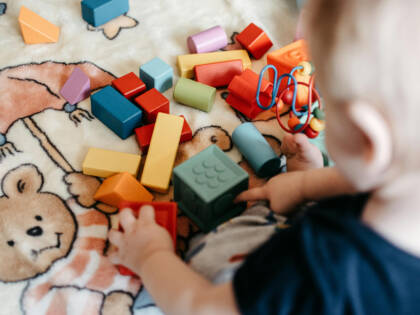 Pieni lapsi leikkii palikoilla