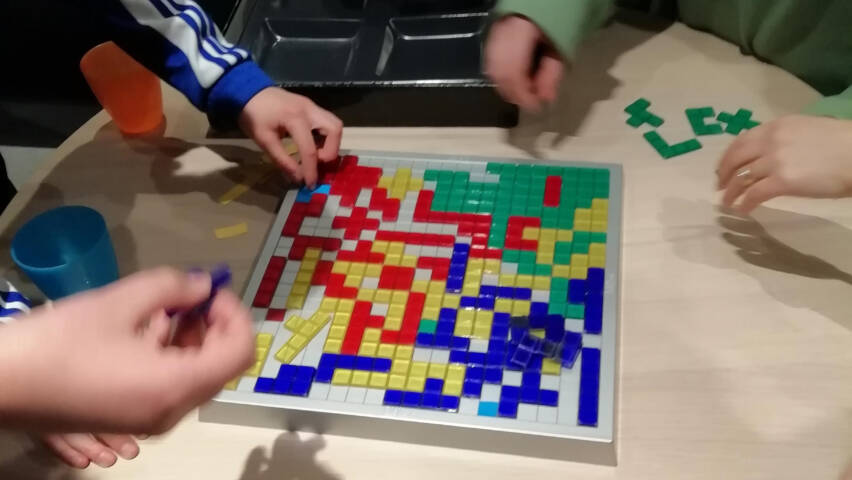 Lapset pelaavat lautapeliä