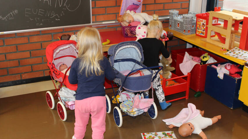 Lapset leikkivät vauvaleikkejä