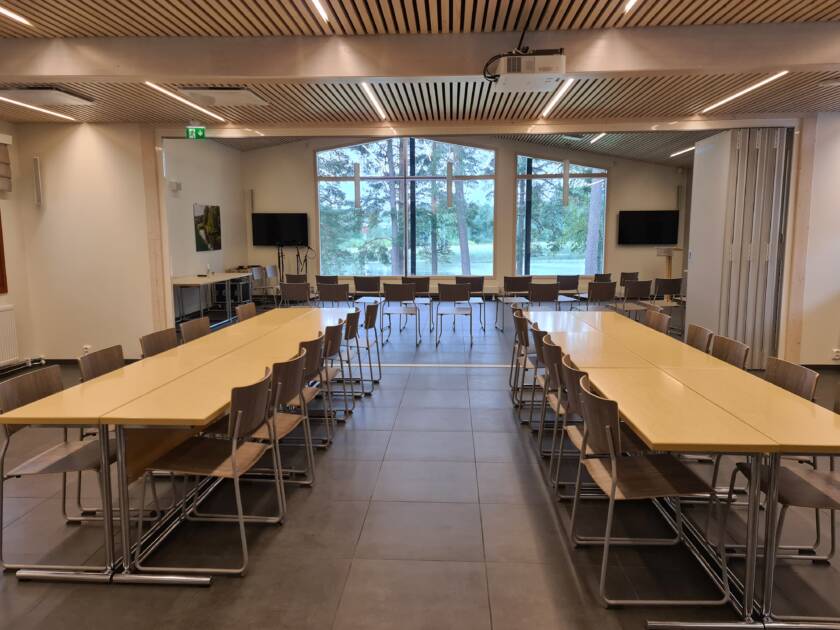 Muunneltava kokous- ja juhlatila, sekä kappeli, jossa suuret ikkunat luonnonvalolla.