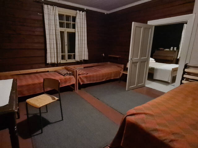 Tilava makuuhuone useilla erillisillä sängyillä, sopii perheille ja ryhmille.