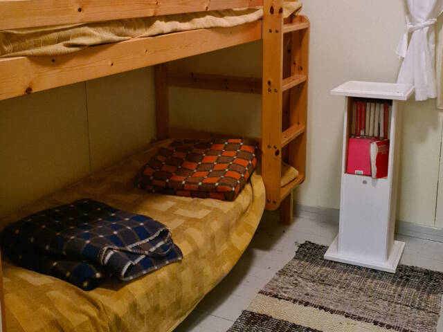 Makuutila kerrossängyllä, käytännöllinen ja kodikas ratkaisu majoitukseen.