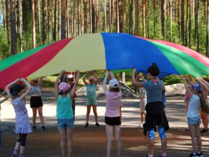 lapset leikkimässä leirikeskuksen pihalla