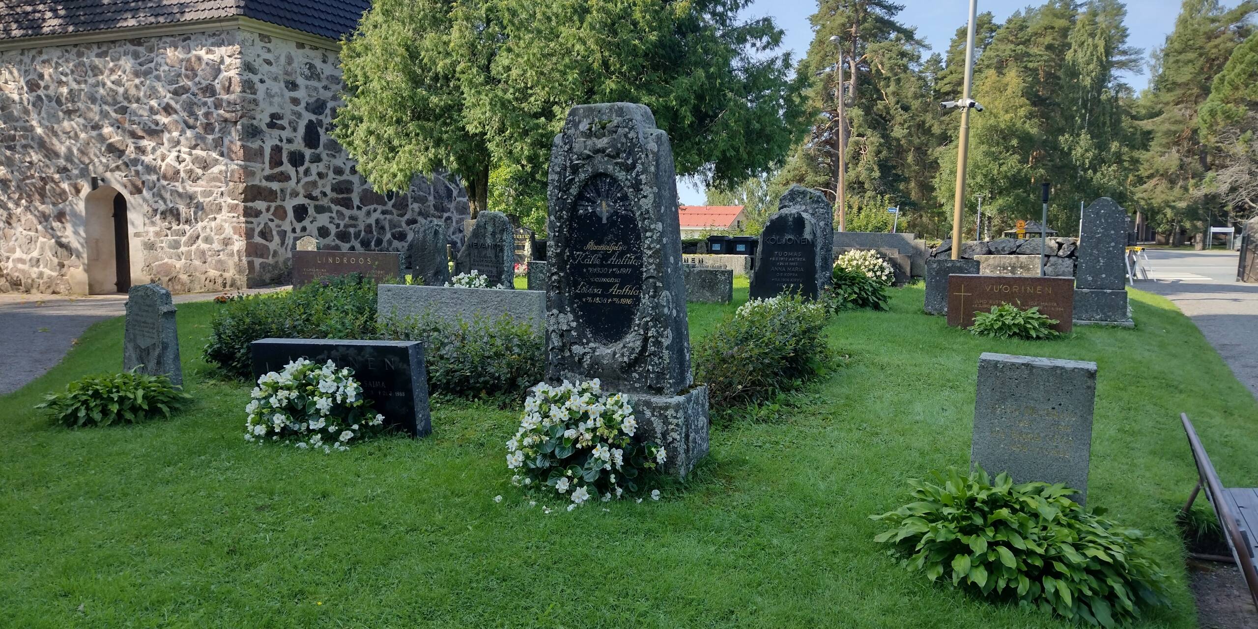Hautoja ja hautakiviä hautausmaalla.