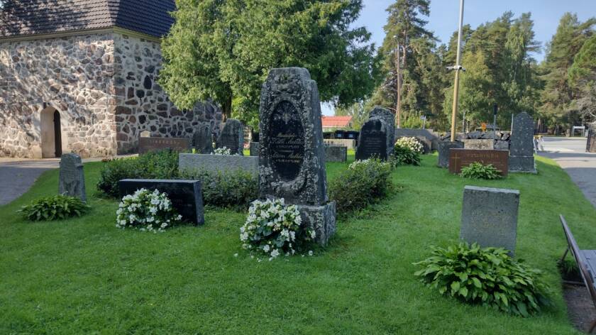 Hautoja ja hautakiviä hautausmaalla.
