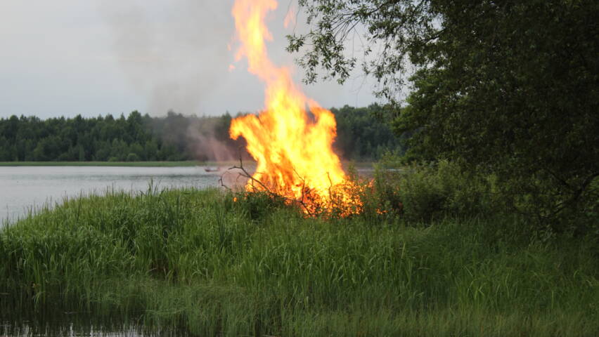 Juhannuskokko palaa rannassa