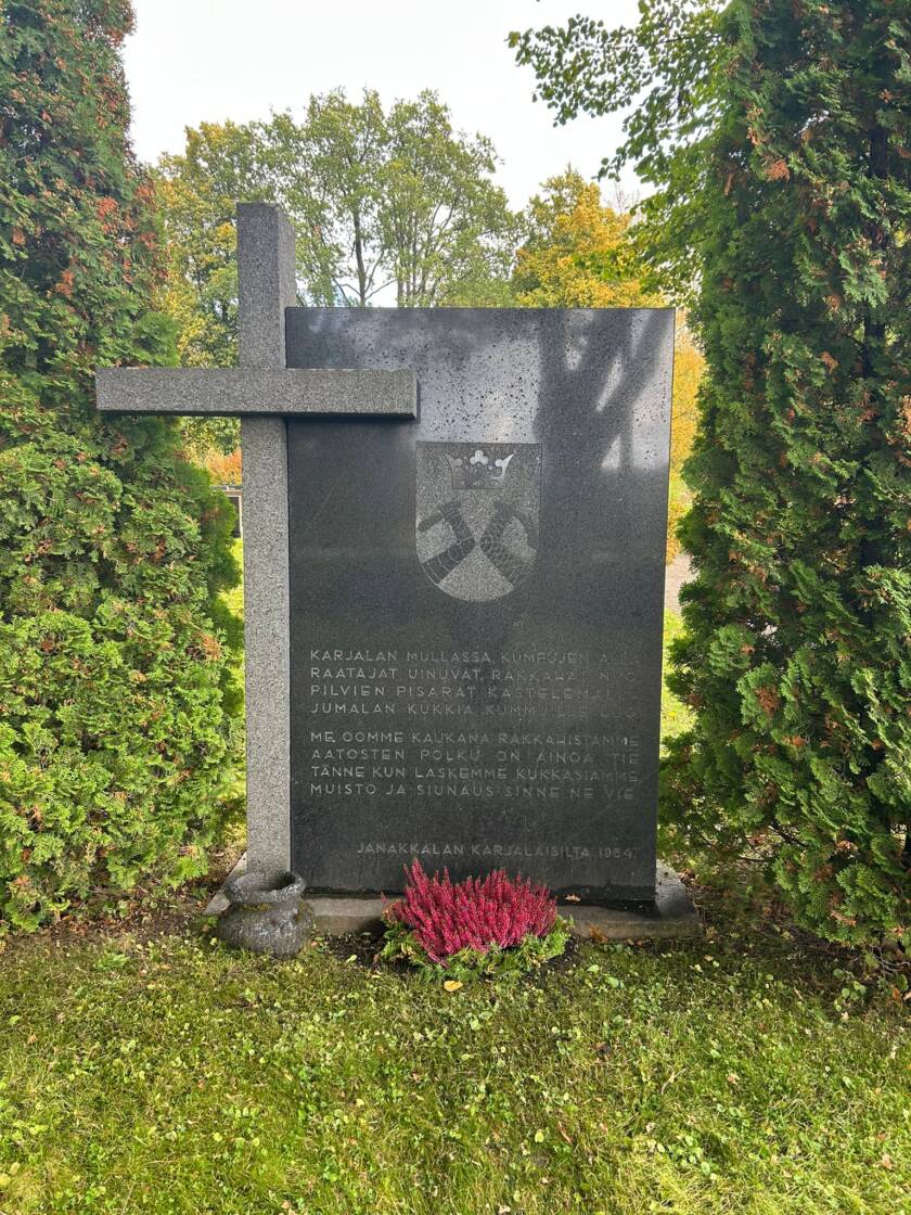 Karjalaan jääneiden vainajien muistomerkki hautausmaalla.