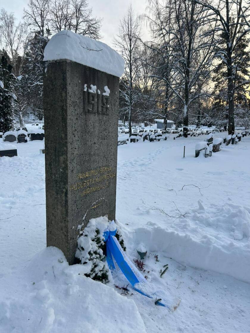 Vuonna 1918 vakaumuksensa puolesta kaikkensa antaneiden patsas hautausmaalla.