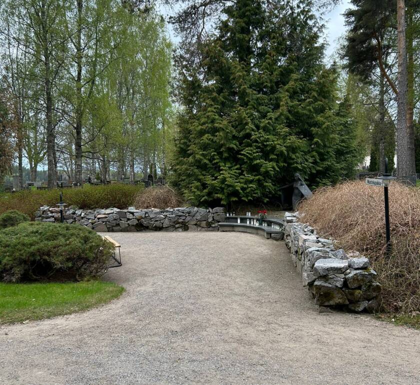 Marianlehdon muistelupaikka hautausmaalla.
