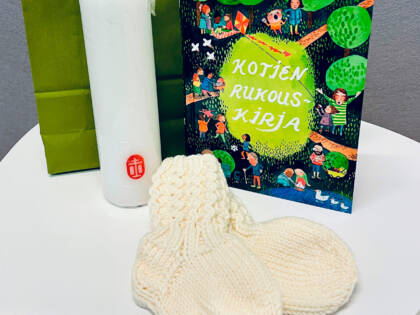 Kastekynttilä, kastesukat ja kotien rukouskirja