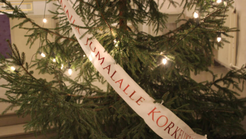 Joulukuusi Pyhän Laurin kirkossa. Kuusessa nauha, jossa lukee Kunnia Jumalalle korkeuksissa.